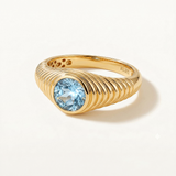 Sortija Celeste de Topacio Azul en Oro Amarillo de 18 kt