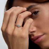 Sortija Aveline de Diamante Natural y Topacios en Oro Amarillo y Blanco de 18 kt