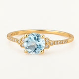 Sortija Amélie Pavé de Diamantes y Topacio Azul en Oro Amarillo de 18 kt