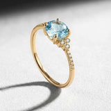 Sortija Amélie Pavé de Diamantes Naturales y Topacio Azul en Oro Amarillo de 18 kt